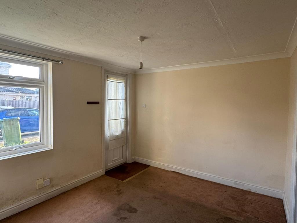 Lot: 104 - HOUSE FOR IMPROVEMENT - reverse view of the living room looking towards the front door
